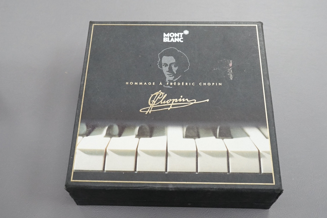 A boxed Mont Blanc fountain pen with 14k good nib. Condition - fair/good